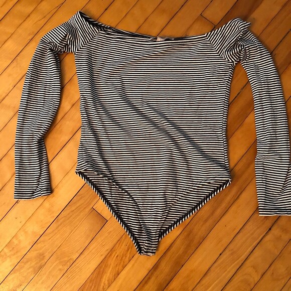 FOREVER 21 sz xl black and white striped off shoulder long sleeve bodysuit - Picture 2 of 8